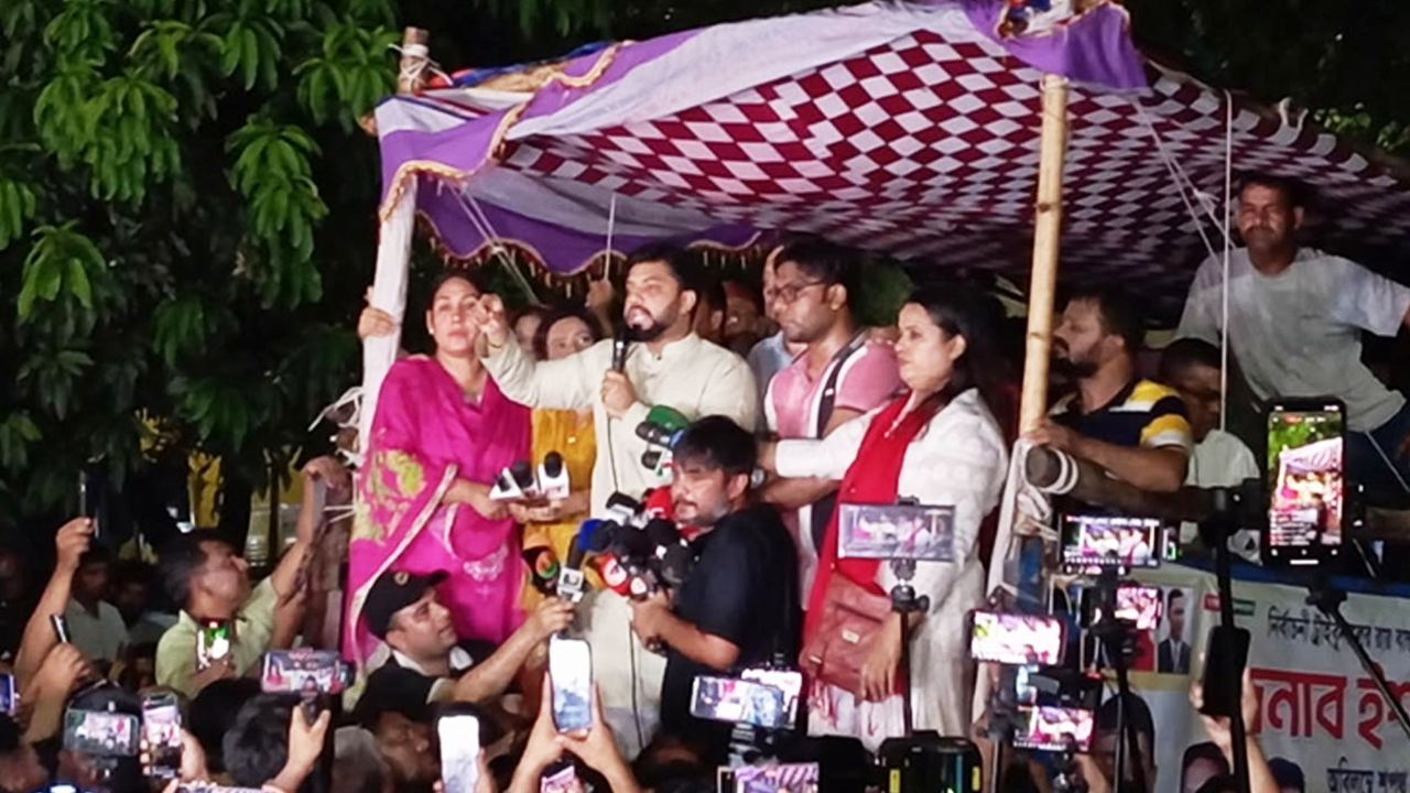 মাঠে নেমেই দুই উপদেষ্টার পদত্যাগ চাইলেন ইশরাক